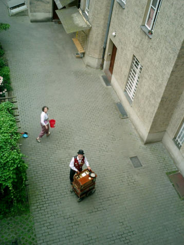 Hinterhof, Hof, Drehorgel, Leierkasten, Berlin, Alt- Berlin, Alt-Berlin, Drehorgelmusik, Leierkastenmann, Leierkastenspieler, Drehorgelmann, Drehorgelspieler 