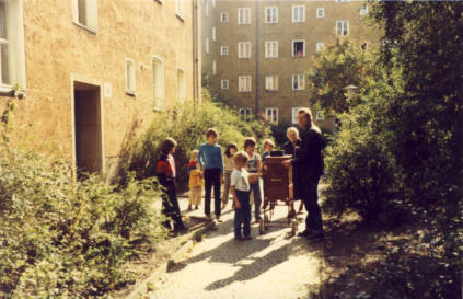 Hinterhof, Hof, Drehorgel, Leierkasten, Berlin, Alt- Berlin, Alt-Berlin, Drehorgelmusik, Leierkastenmann, Leierkastenspieler, Drehorgelmann, Drehorgelspieler 