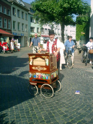 Drehorgel, Leierkasten, Berlin, Drehorgelmusik, Leierkastenmann, Leierkastenspieler, Drehorgelmann, Drehorgelspieler 