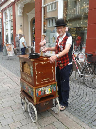 Drehorgel, Leierkasten, Berlin, Drehorgelmusik, Leierkastenmann, Leierkastenspieler, Drehorgelmann, Drehorgelspieler 