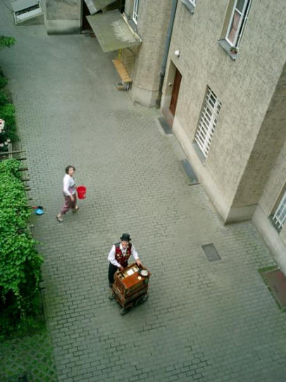 Hinterhof, Berlin, Drehorgel, Leierkasten, Berlin, Leierkastenmann, Drehorgelmann, Alt- Berlin, Alt-Berlin, Drehorgelmusik, Leierkastenmann, 