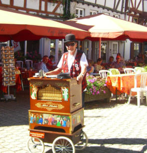 Drehorgel, Leierkasten, Berlin, Drehorgelmusik, Leierkastenmann, Leierkastenspieler, Drehorgelmann, Drehorgelspieler 
